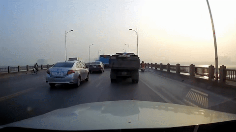 Xe tai phong nhanh dam vao duoi oto phia truoc hinh anh