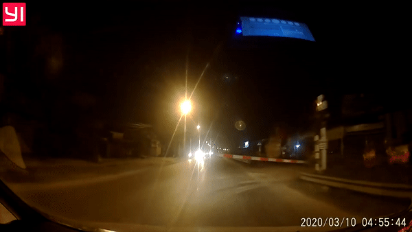 Barie duong sat quay ra duong va vo kinh chan gio oto hinh anh