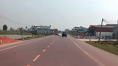 Oto mop dau khi dam trung bo bang qua duong hinh anh