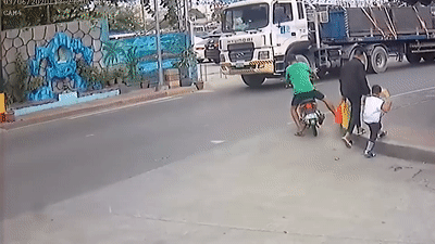 Tai xe suyt chet khi xe may lao vao gam xe tai hinh anh