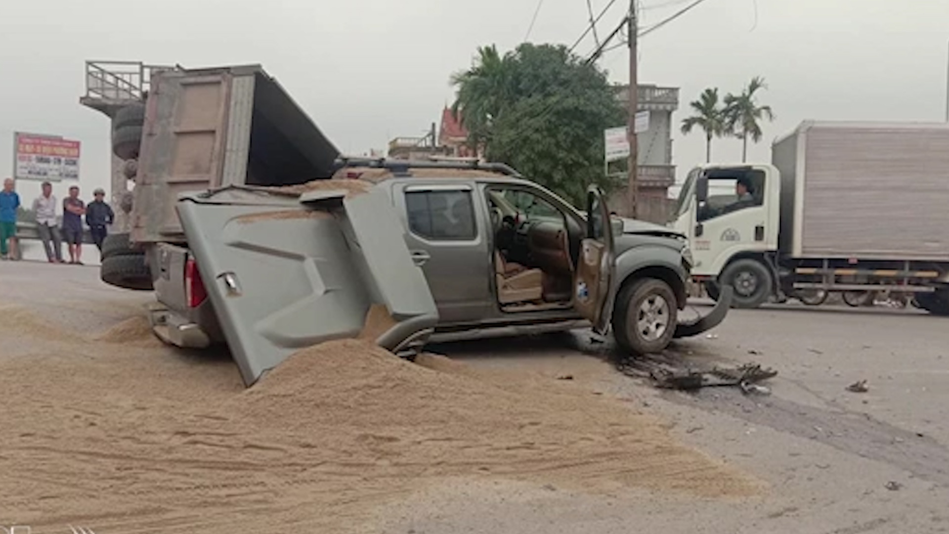 Xe ban tai va cham manh voi xe ba banh cho day cat giua nga tu hinh anh