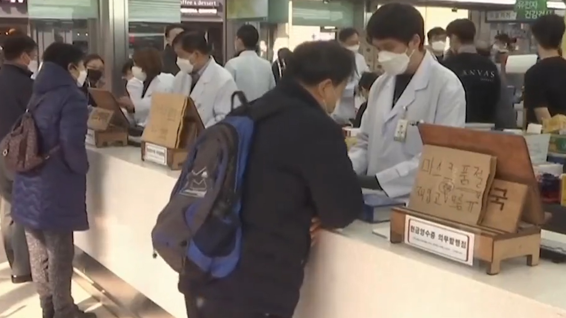 Mua khau trang theo nam sinh o Han Quoc hinh anh