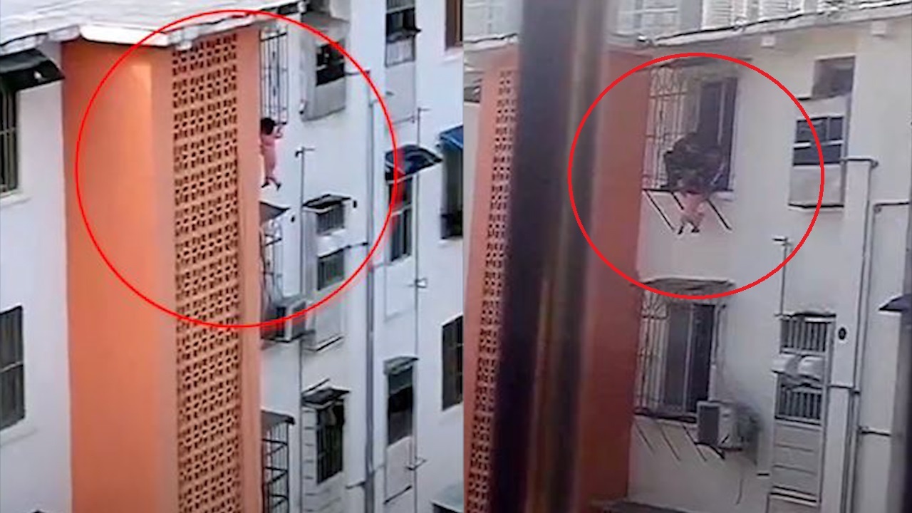 Tre bi treo nguy hiem o cua so tang 4 hinh anh