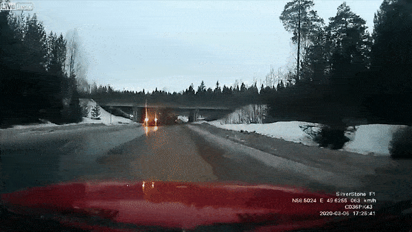 Xe tai va vao gam cau, nhieu cay go roi ra duong gay tai nan hinh anh