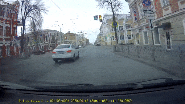 Hai oto dam nhau cuc manh khi di qua nga tu hinh anh