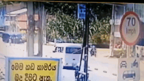 Xe khach cho hoc sinh mat lai, lan nhieu vong vi tai xe say xin hinh anh