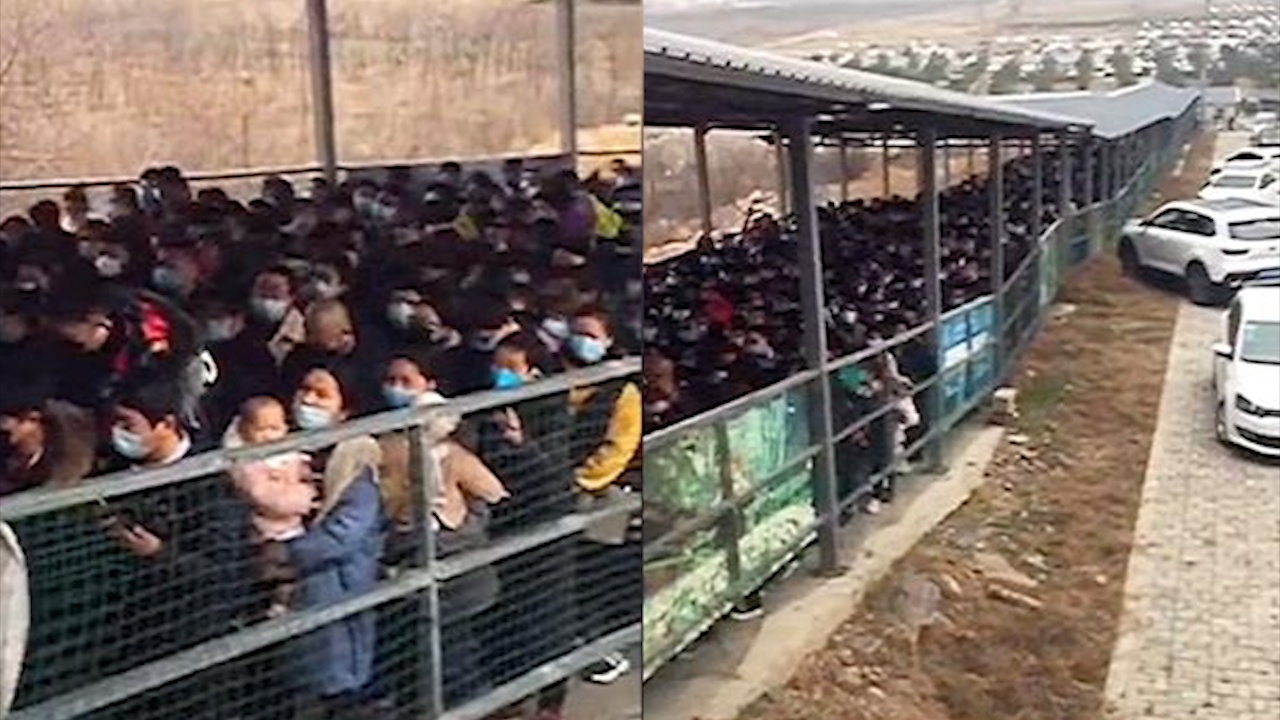 Khach TQ xep hang dai di tham quan bat chap dich Covid-19 bung phat hinh anh