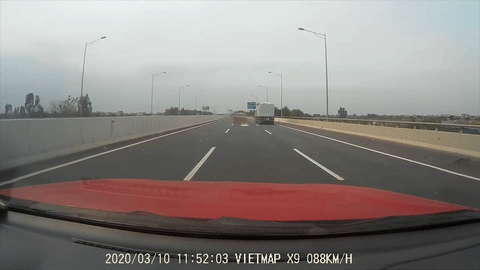 Tam thach cao roi tu xe tai xuong duong cao toc gay nguy hiem cho oto hinh anh