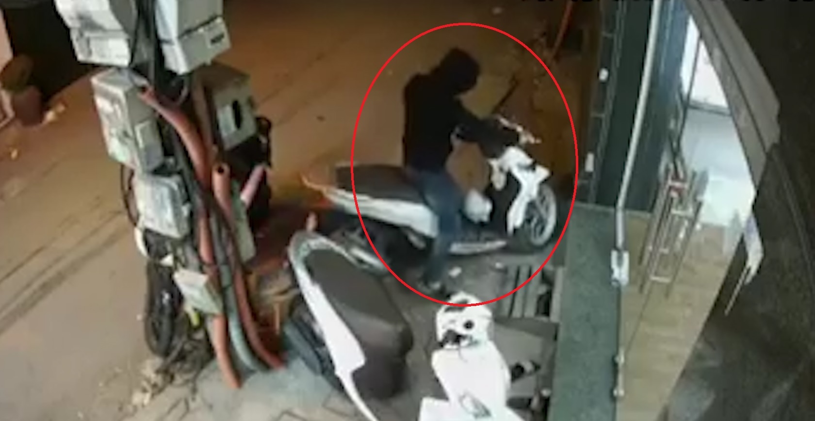 Chu nha bat luc duoi theo ten trom xe SH hinh anh