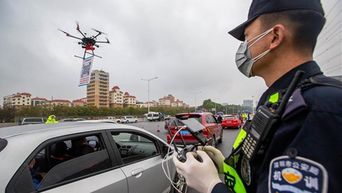 Trung Quoc dung drone de kiem soat dich Covid-19 nhu the nao? hinh anh
