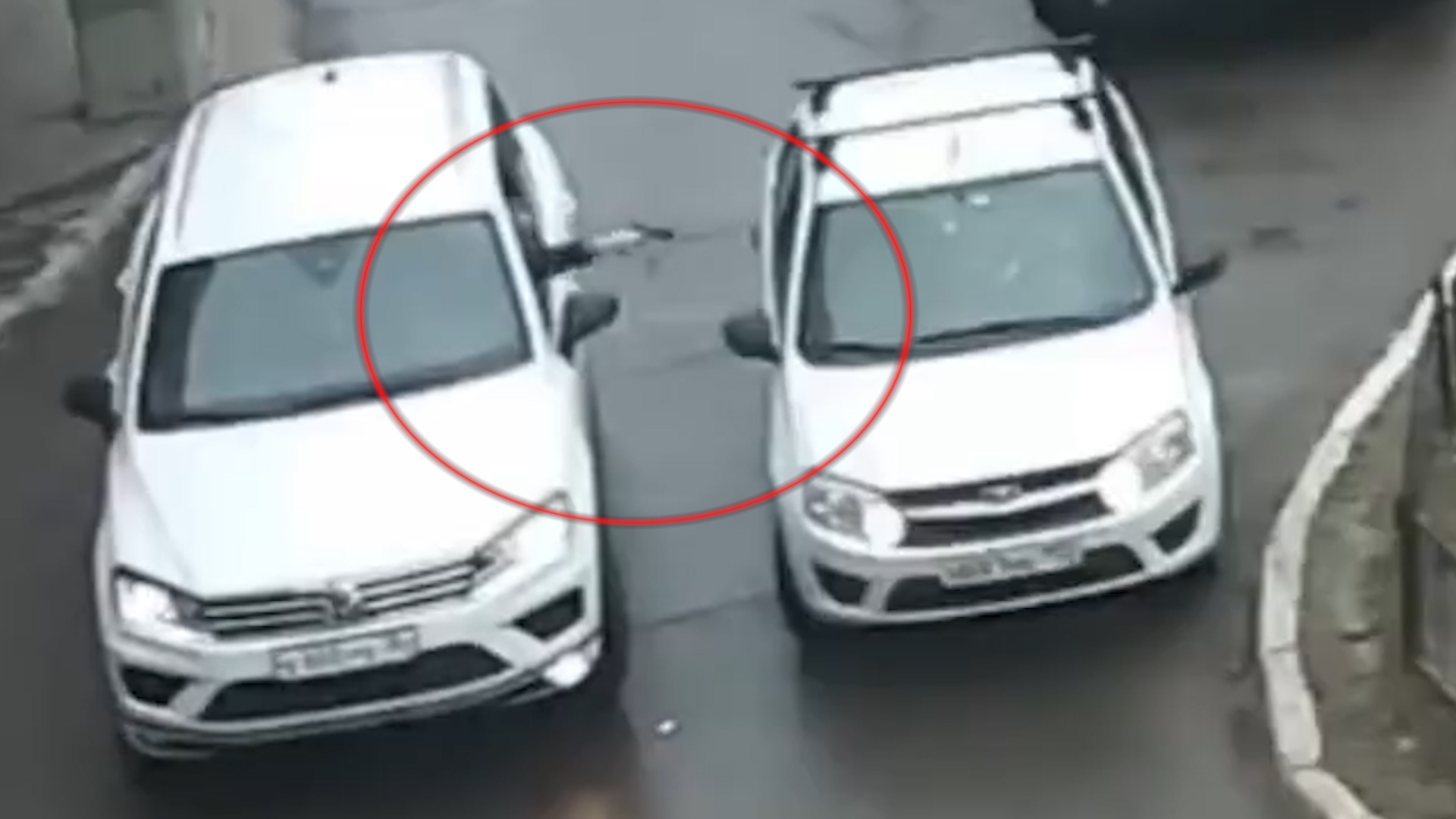 Bi chan duong di, tai xe rut sung ban roi bo chay hinh anh