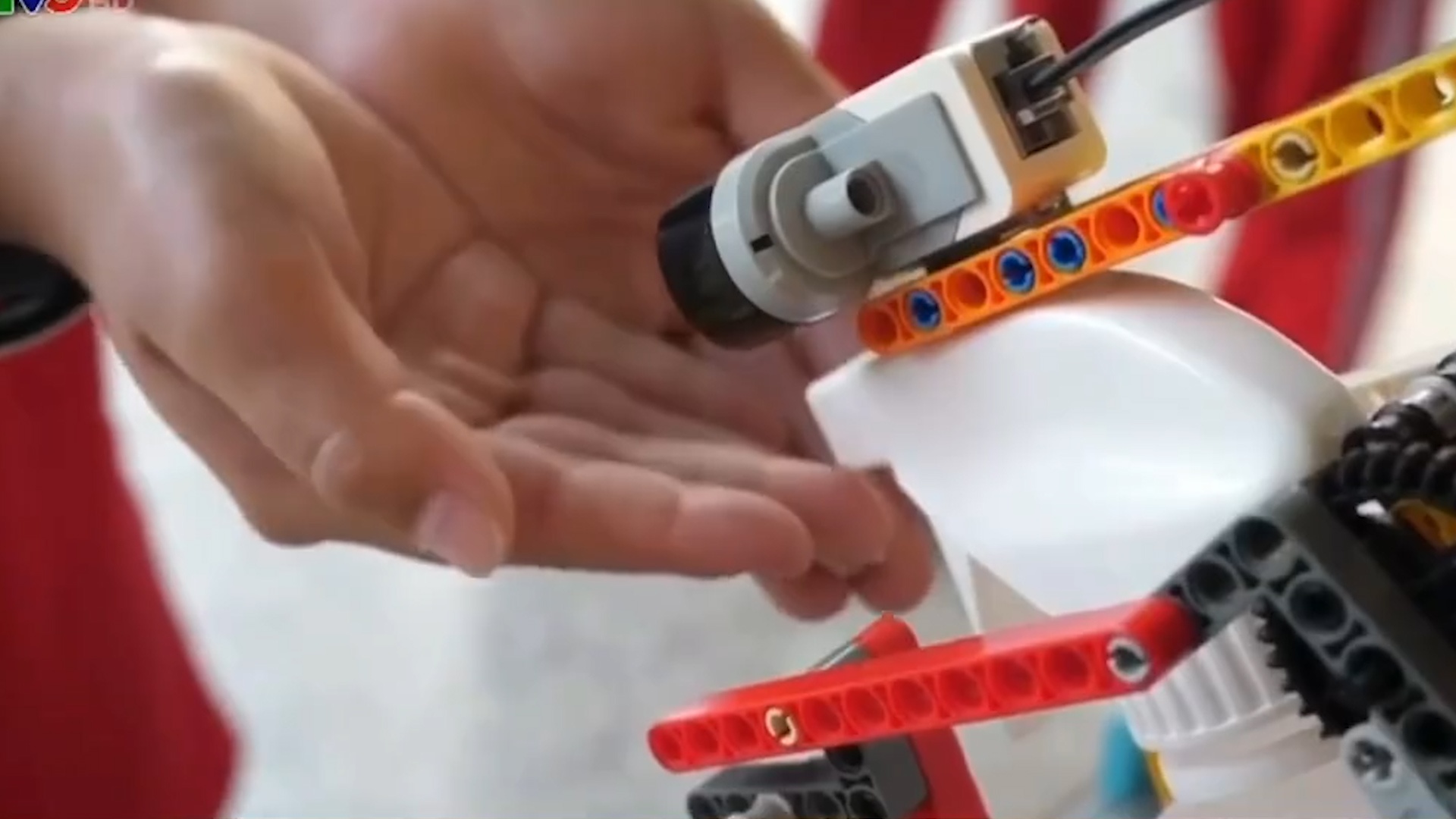 Hoc sinh tu che tao robot phun nuoc rua tay tu lego hinh anh