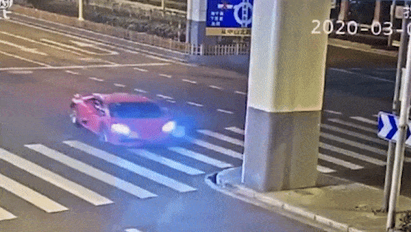 Sieu xe Lamborghini nat dau sau khi tong vao tru be tong hinh anh