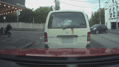 Oto tong trung nguoi lai xe dap giua giao lo hinh anh