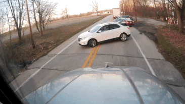 Oto bi xe cuu hoa tong trung vi khong nhuong duong hinh anh