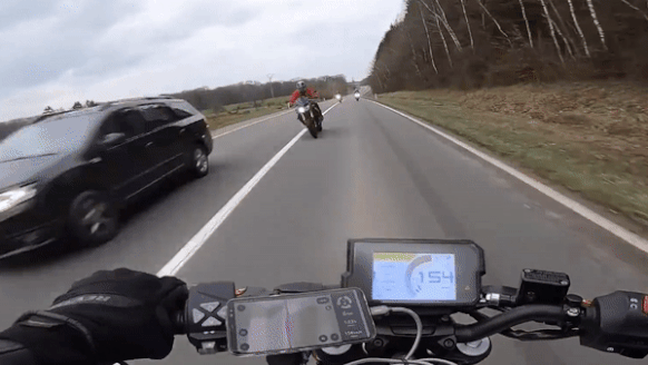 Thanh nien vung tay lai tranh nhom biker phong au, lan lan nguoc chieu hinh anh