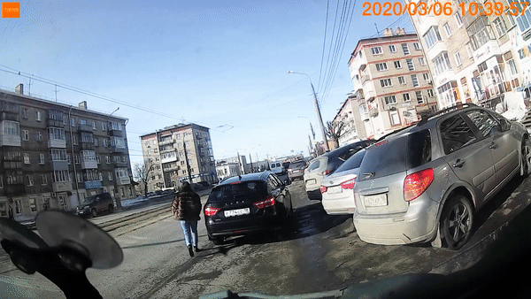 Vua ra khoi nha, nguoi phu nu bi oto huc tu phia sau hinh anh