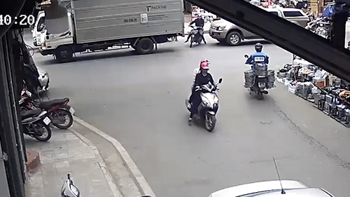 Xe may bi kep giua 2 oto hinh anh