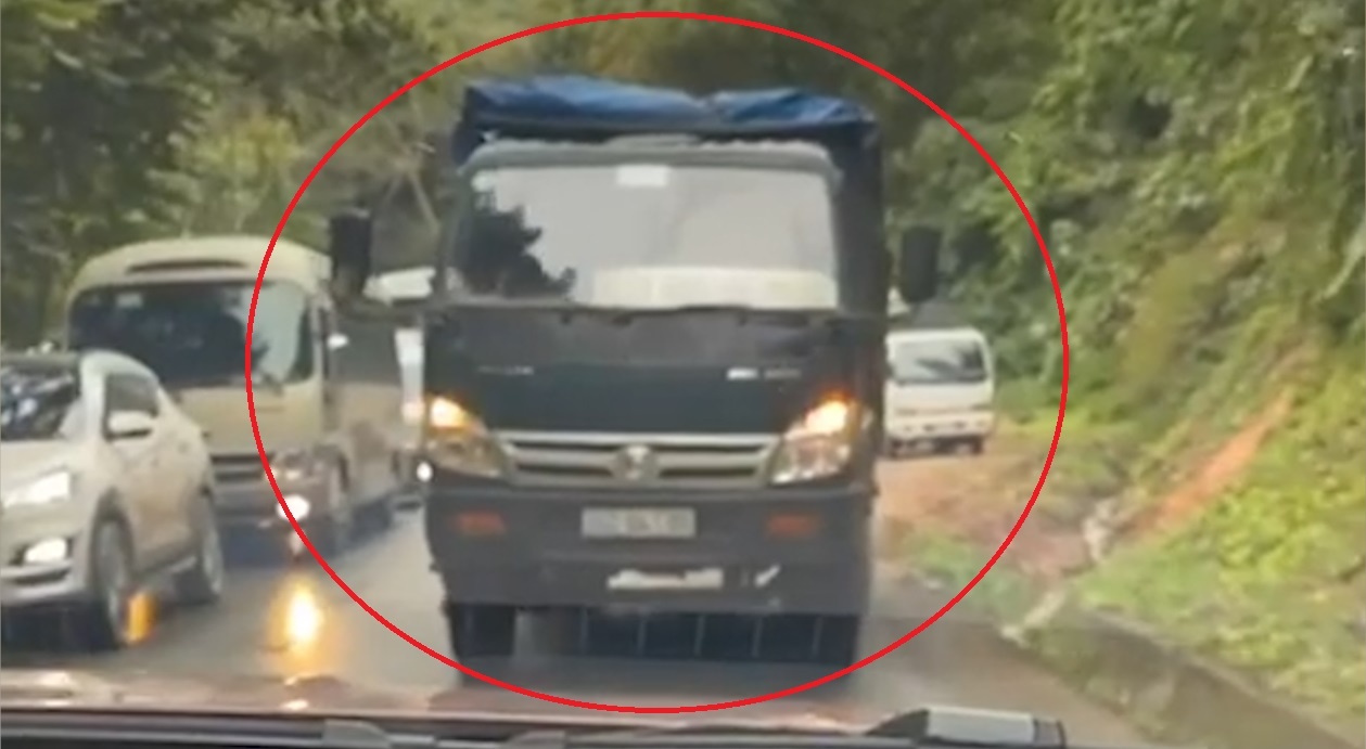 Xe ben di lan lan bi tai xe oto ep di lui hang chuc met hinh anh