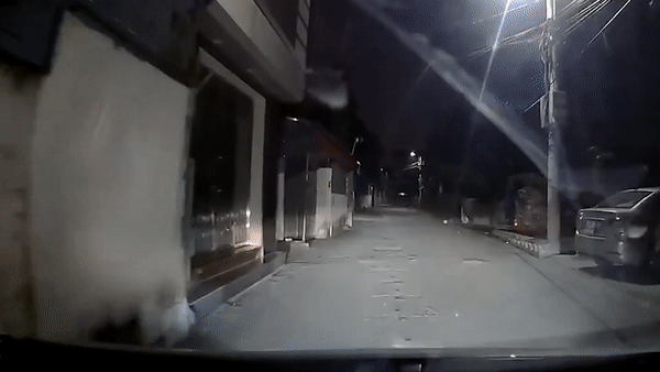 Be trai dap xe tu trong hem ra suyt bi oto dam hinh anh