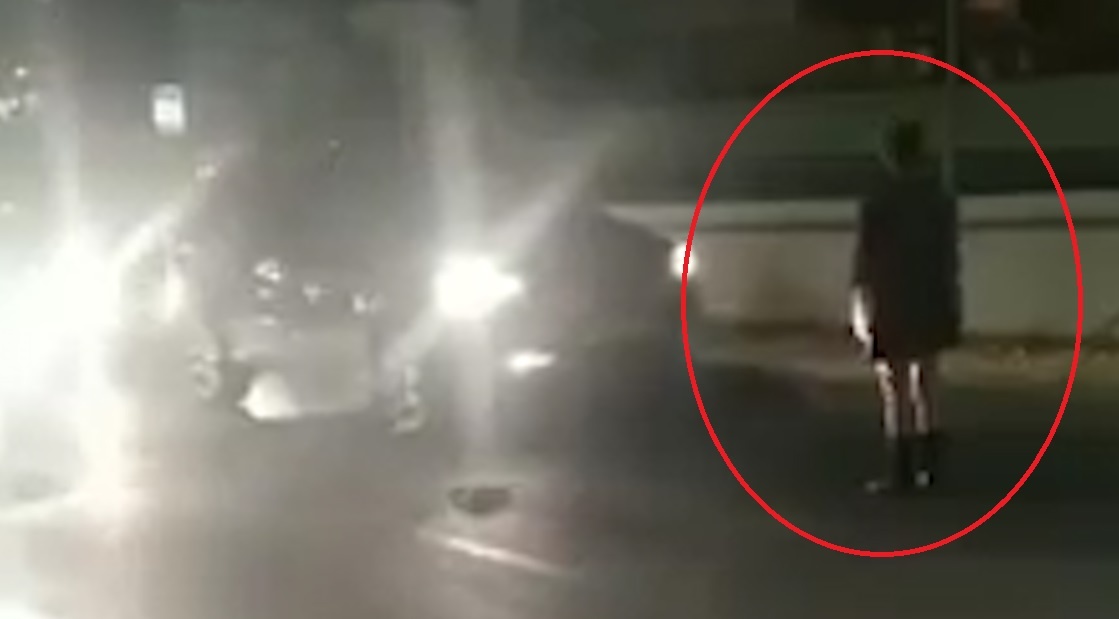 Nguoi phu nu bi nem ghe vao dau khi dang chan oto hinh anh