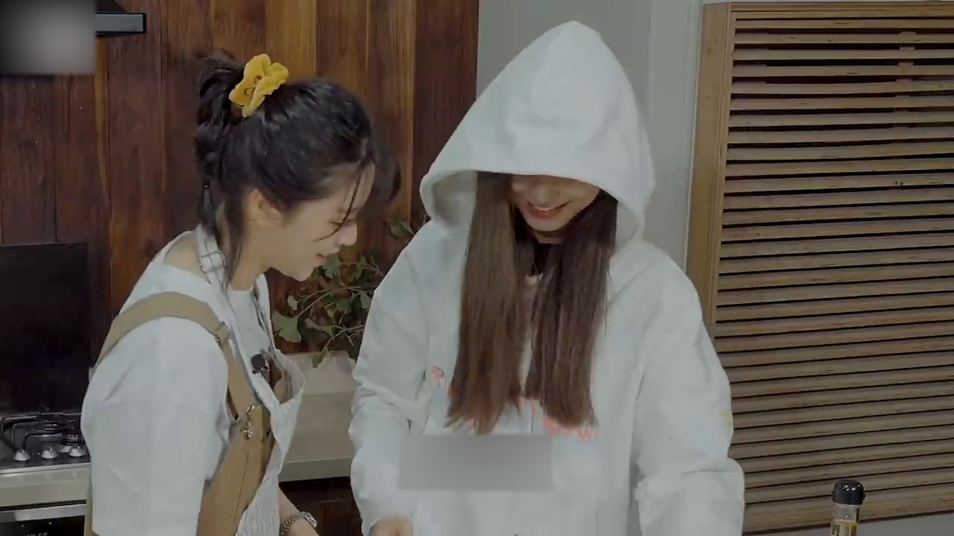 Tzuyu va Jeongyeon (TWICE) chat vat nau an hinh anh