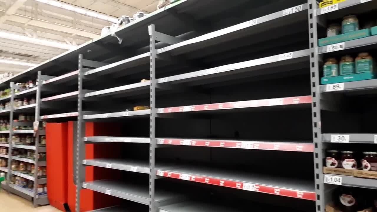 Giay ve sinh va mi an lien chay hang o sieu thi Anh hinh anh