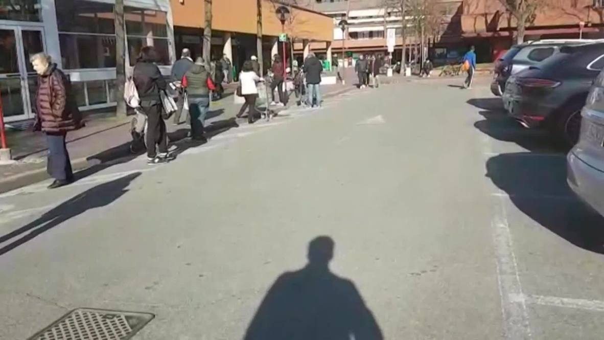 Khach xep hang dung cach nhau ca met de tranh dich o Italy hinh anh