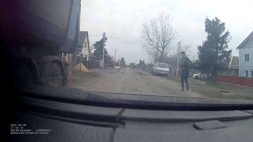 Hai dua tre dot ngot lao ra duong suyt bi oto dam hinh anh