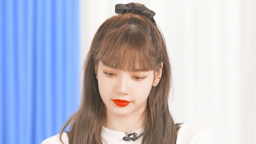 Lisa mac goi cam, khoe vu dao man nhan tren san khau hinh anh