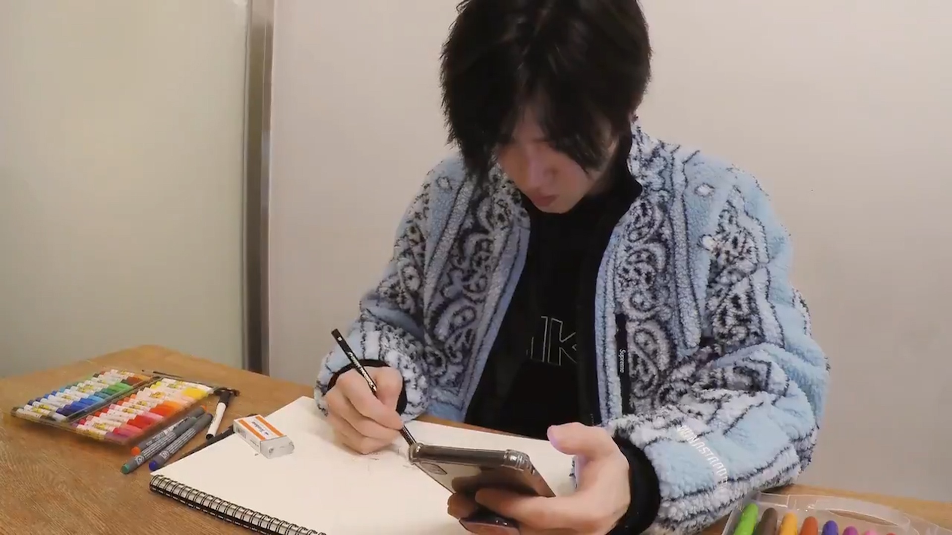 Suho (EXO) tu ve chan dung minh hinh anh