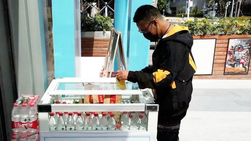 Thuc uong mien phi tren duong pho trong mua dich Covid-19 hinh anh