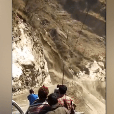 Hang tram phuong tien bi tac nghen vi sat lo dat o mien bac An Do hinh anh