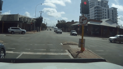 Hai xe tong nhau giua giao lo vi vuot den do hinh anh