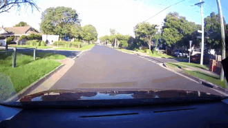 Khong giam toc do, oto lao ra duong tong vao xe khac hinh anh