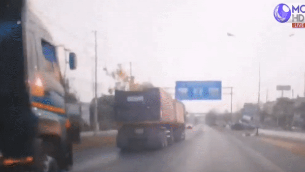 Xe container cho 15 tan ca chua bi lat vi tai xe de ban gai lai hinh anh