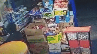 Chu tiem tung ot bot duoi ten cuop co dao hinh anh