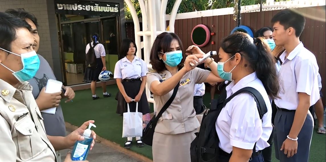 Hoc sinh Thai kiem tra suc khoe truoc khi vao phong thi hinh anh