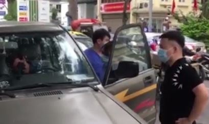 Tai xe nam guc tren oto do say xin hinh anh