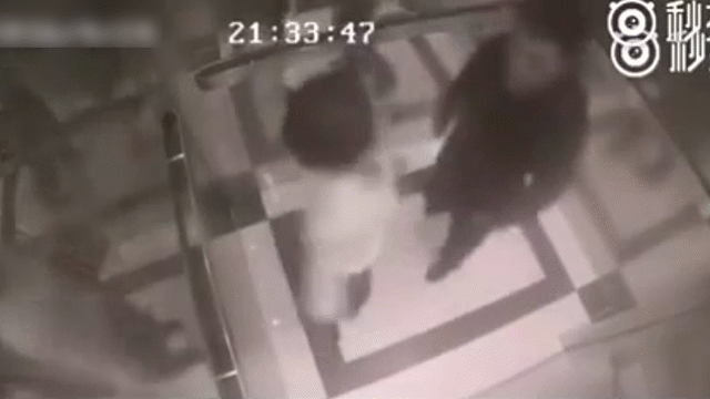 Bi sam so trong thang may, nguoi phu nu ra don danh guc ke bien thai hinh anh