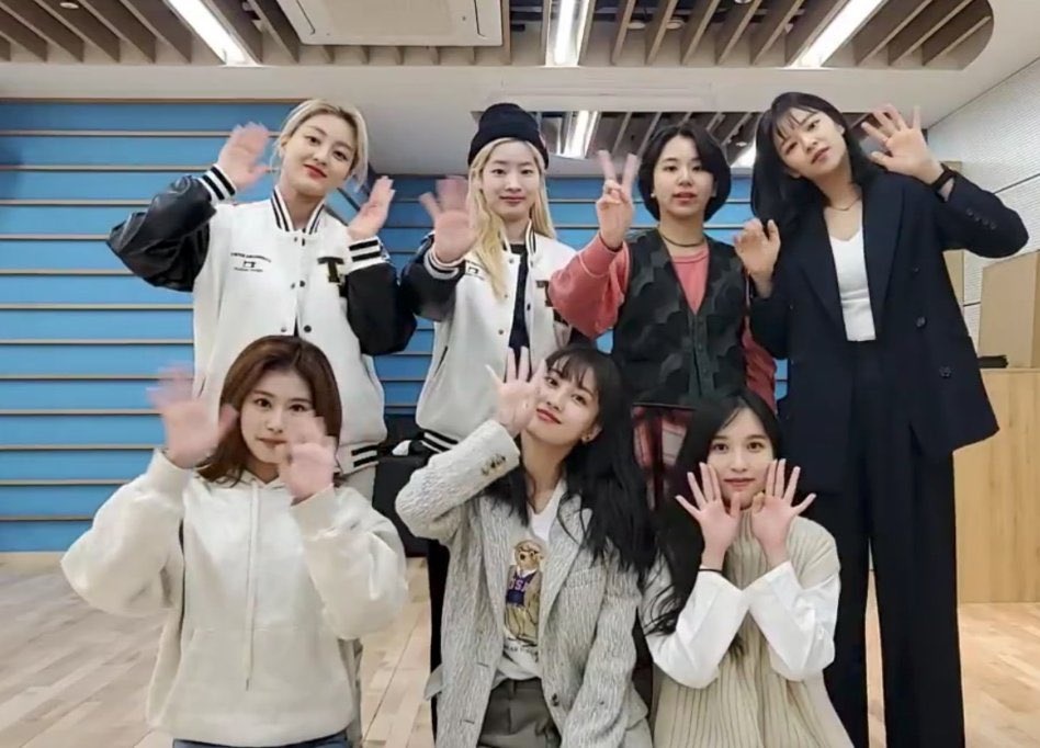 Phan ung cua TWICE khi xem lai man trinh dien 2 nam truoc hinh anh