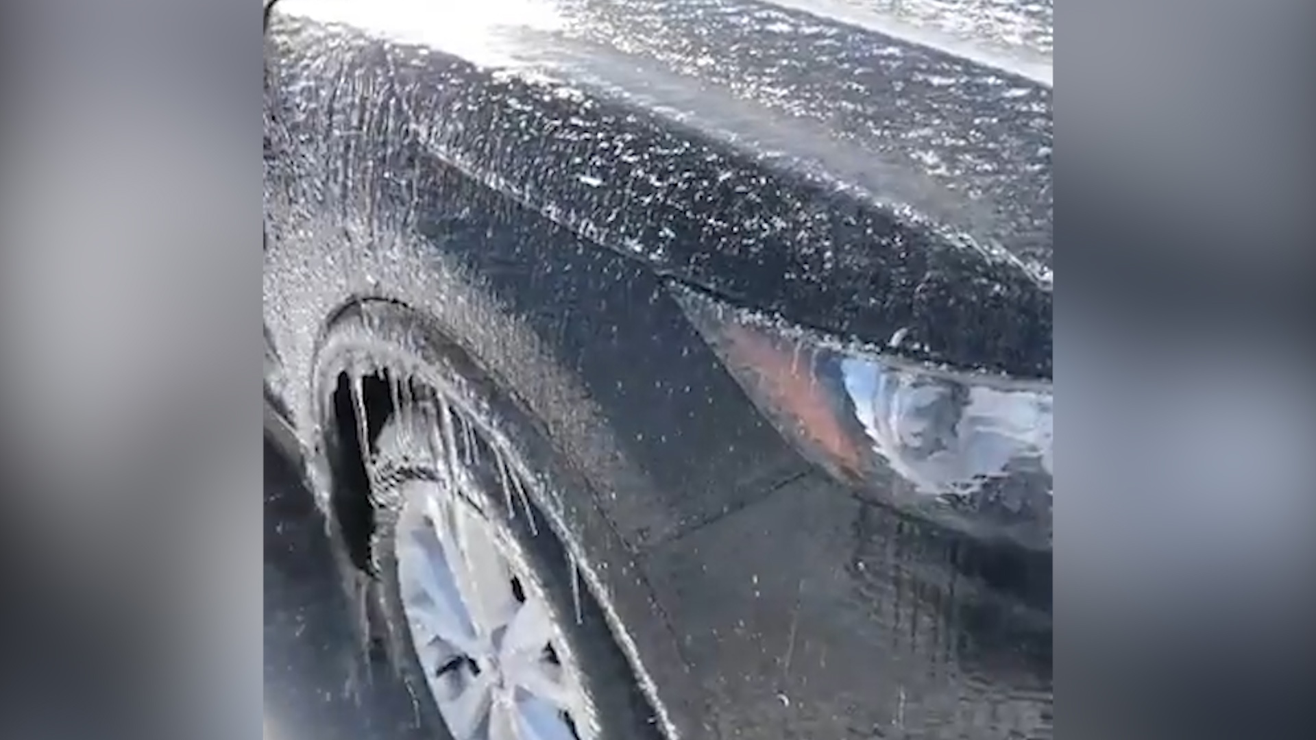 Oto bi dong bang khien tai xe phai dung tay dap vo hinh anh