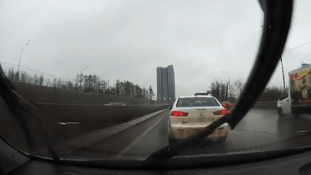 Thanh kim loai roi trung oto, dam thung kinh chan gio hinh anh