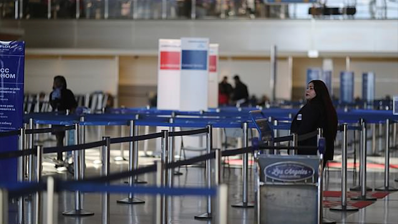 San bay Los Angeles vang ve sau lenh cam cua TT Trump hinh anh