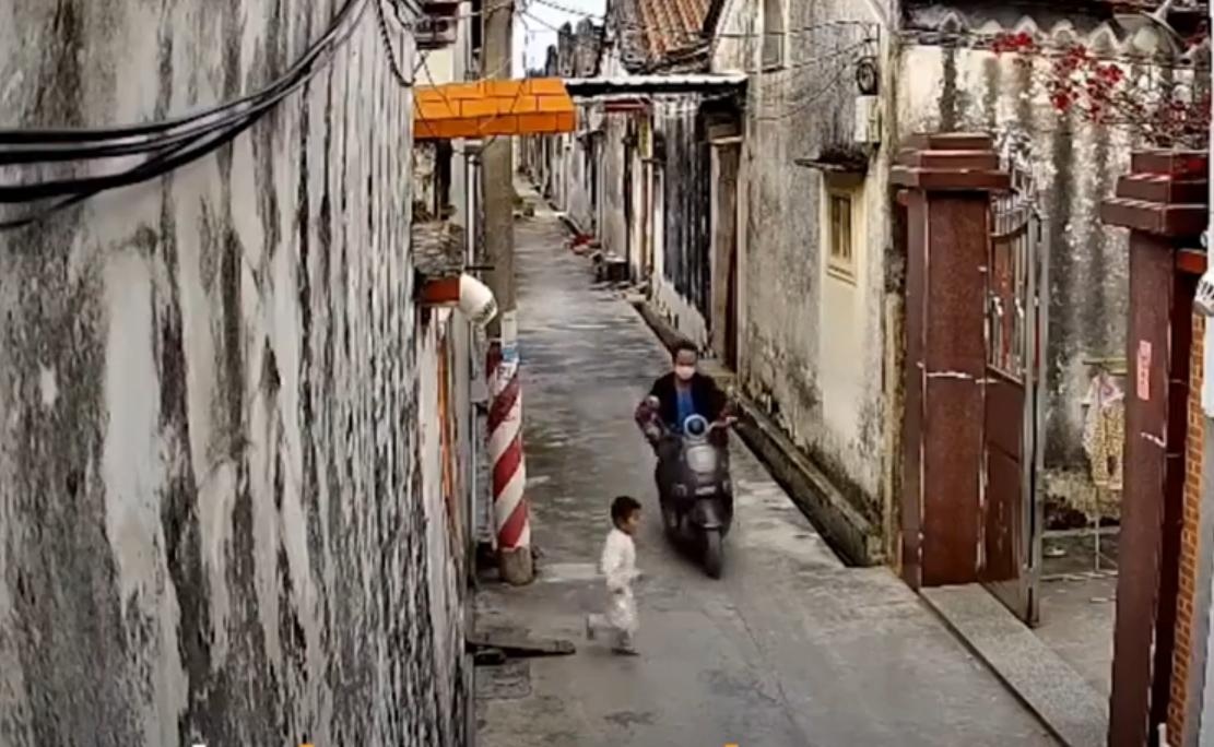 Xe may dam trung em nho bang qua duong hinh anh