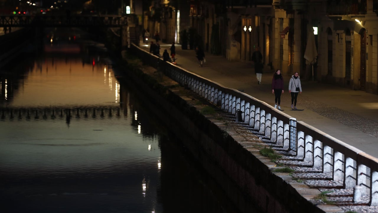 Nguoi Italy ra ban cong hat tap the giua dich virus corona hinh anh