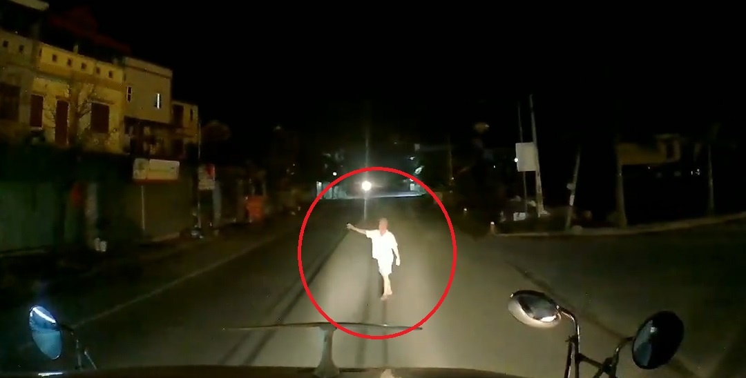 Nguoi dan ong say ruou ra giua duong chan dau container xin di nho hinh anh