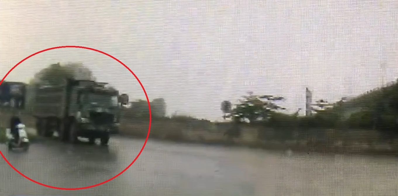 Xe may di vao diem mu bi xe tai dam trung hinh anh