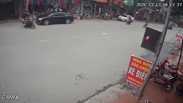 Nu tai xe xe may phong nhanh dam vao xe khac dang sang duong hinh anh