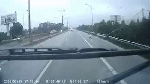 Tai xe danh lai cuu be trai dot ngot lao ra duong cao toc hinh anh